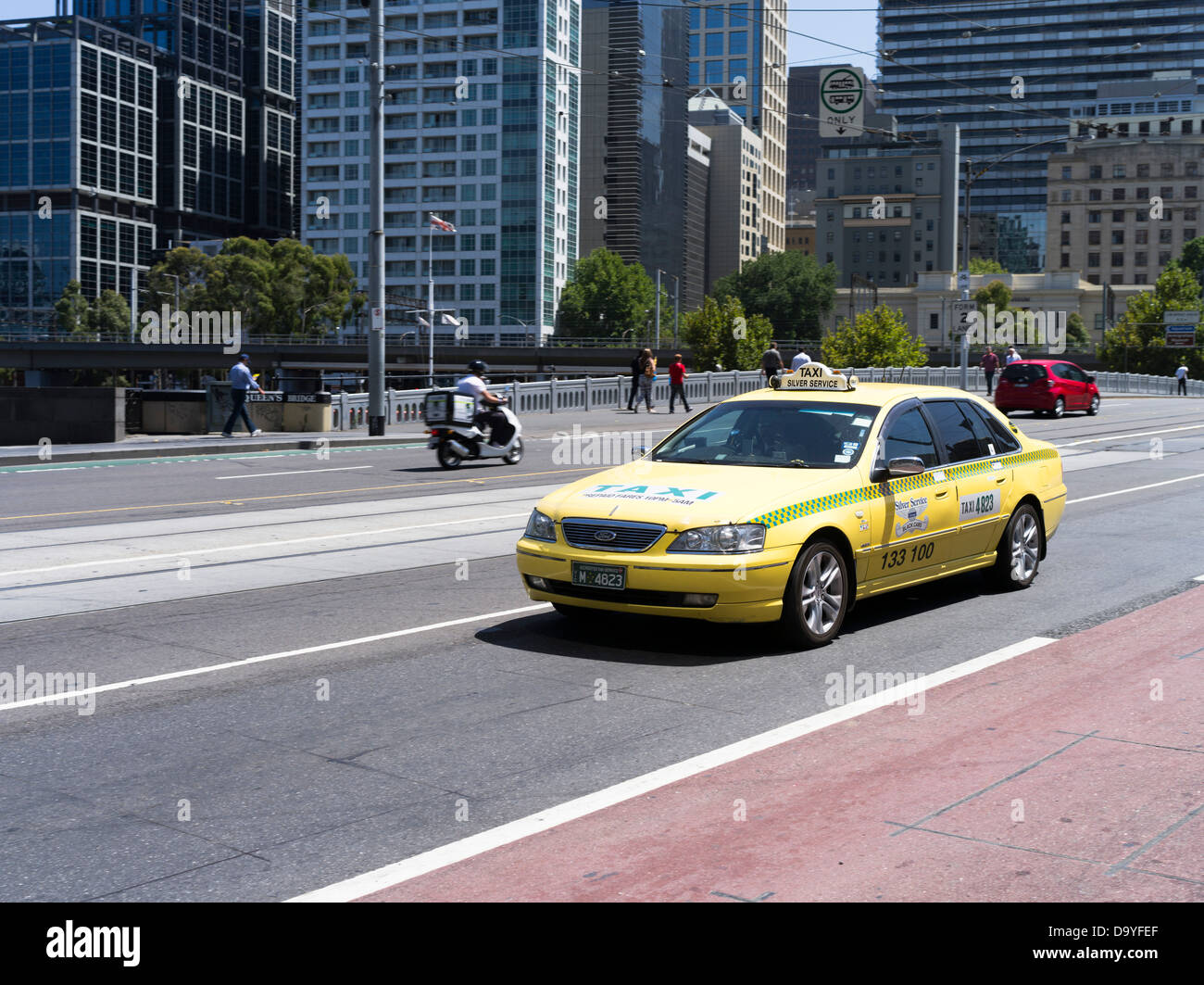 Dh MELBOURNE, AUSTRALIE MELBOURNE voiture taxi jaune des taxis Banque D'Images