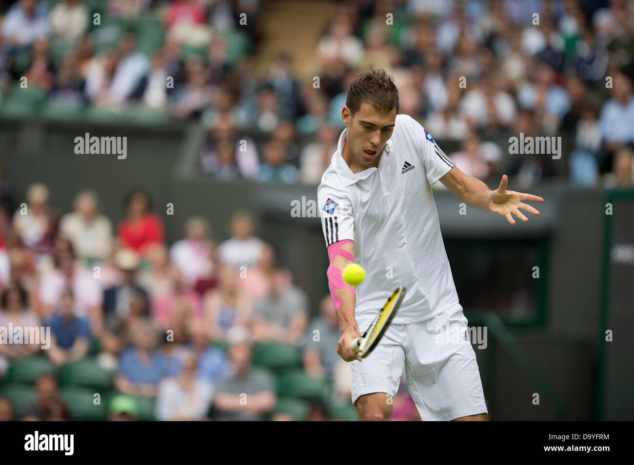 Wimbledon, Londres, Royaume-Uni. 28 juin 2013. Les Championnats de tennis de Wimbledon 2013 tenue à l'All England Lawn Tennis et croquet Club, Londres, Angleterre, Royaume-Uni. Jerzy Janowicz (POL) [24] (rose bandage sur le bras droit) def. Nicolas Almagro (ESP) [15] Crédit : Duncan Grove/Alamy Live News Banque D'Images