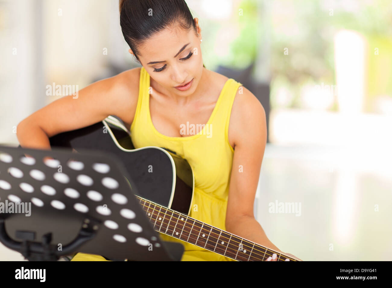 Belle Femme qui joue de la guitare à la maison Photo Stock - Alamy