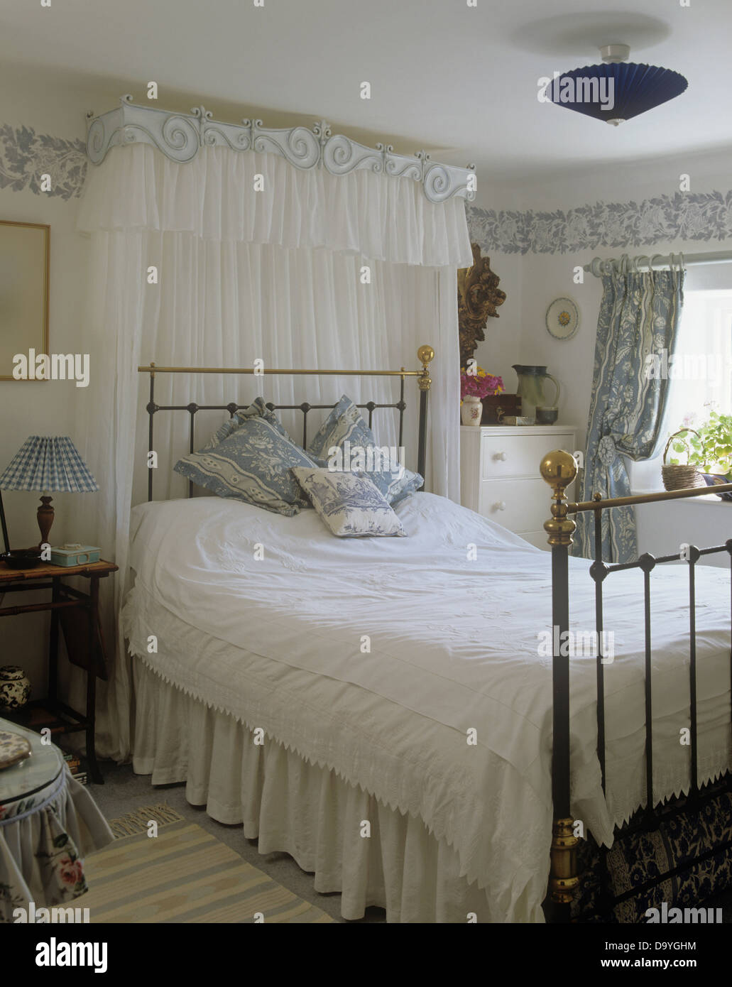 Avec auvent rideaux voile blanc au-dessus de lit en cuivre avec ... Avec auvent rideaux voile blanc au-dessus de lit en cuivre avec ...