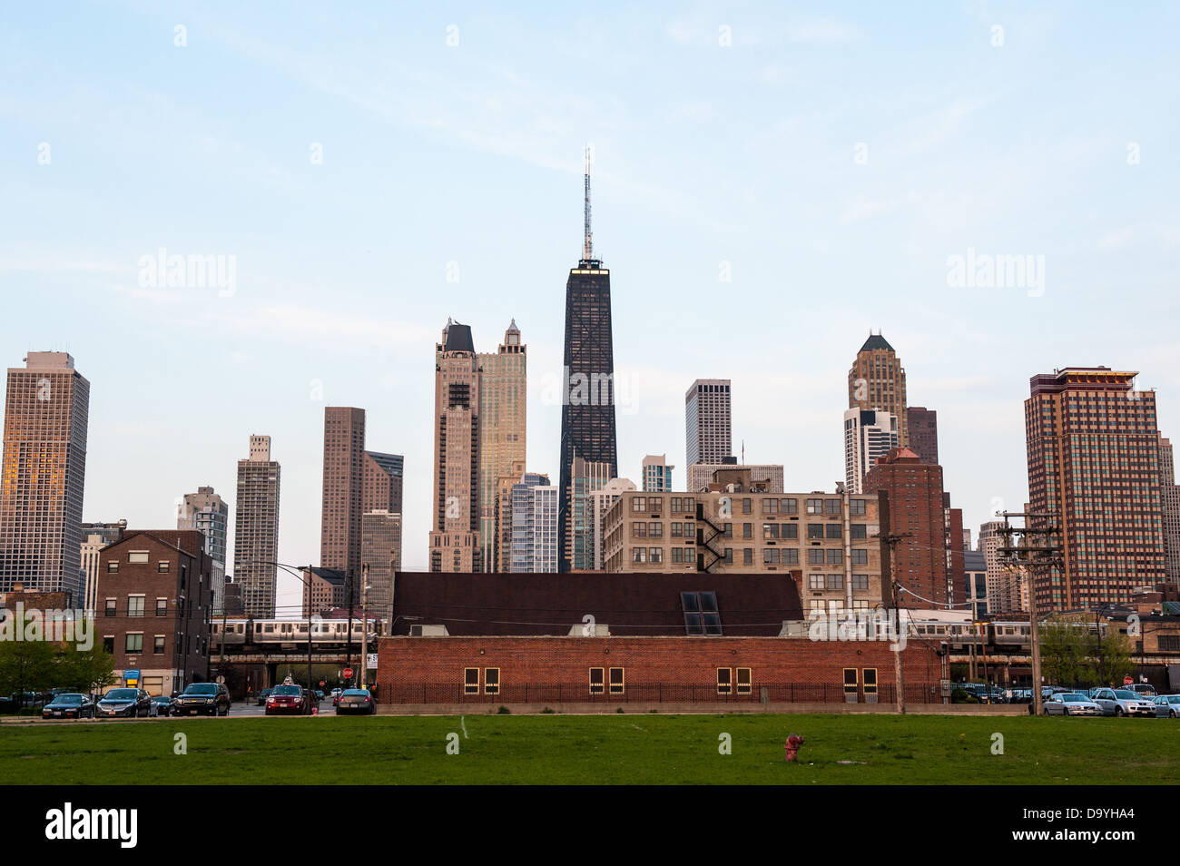 Chicago, USA - 5 mai 2013 : une vue de l'horizon de Chicago au coucher du soleil. Chicago est la troisième plus grande ville des États-Unis. Banque D'Images