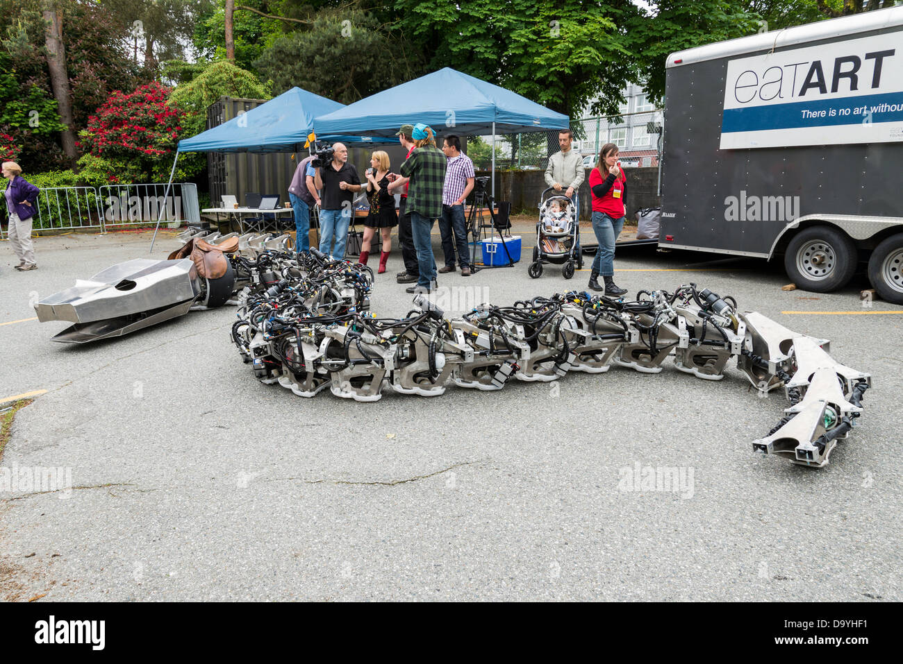 Titanoboa, un serpent électromécanique composé de 20 vertèbres en aluminium, a été présentée dans le cadre de Vancouver Mini Maker Faire. Banque D'Images