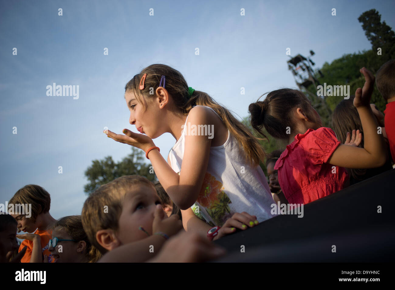 Barcelone, Espagne-28e, juin 2013. Une fille jette un baiser à l'air pendant l'un des salons de l'inauguration d'MiniGrec Festival de Barcelone.Les jardins mythiques du théâtre grec à Barcelone ont été le théâtre de l'inauguration du MiniGrec Festival. Pour la première fois, et qui accompagne le festival Grec traditionnel, le MiniGrec crée une programmation visant à l'audience de la famille et des enfants. Inauguration de la partie consiste en une présentation de la montre entre différents espaces de jeux et de loisirs pour les enfants. Crédit : Jordi Boixareu/Alamy Live News Banque D'Images