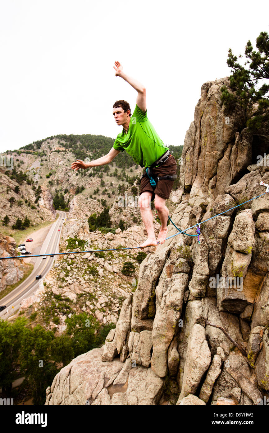 Un éléphant mâle highliner, marche le contreforts highline à Boulder Canyon, Colorado. Banque D'Images