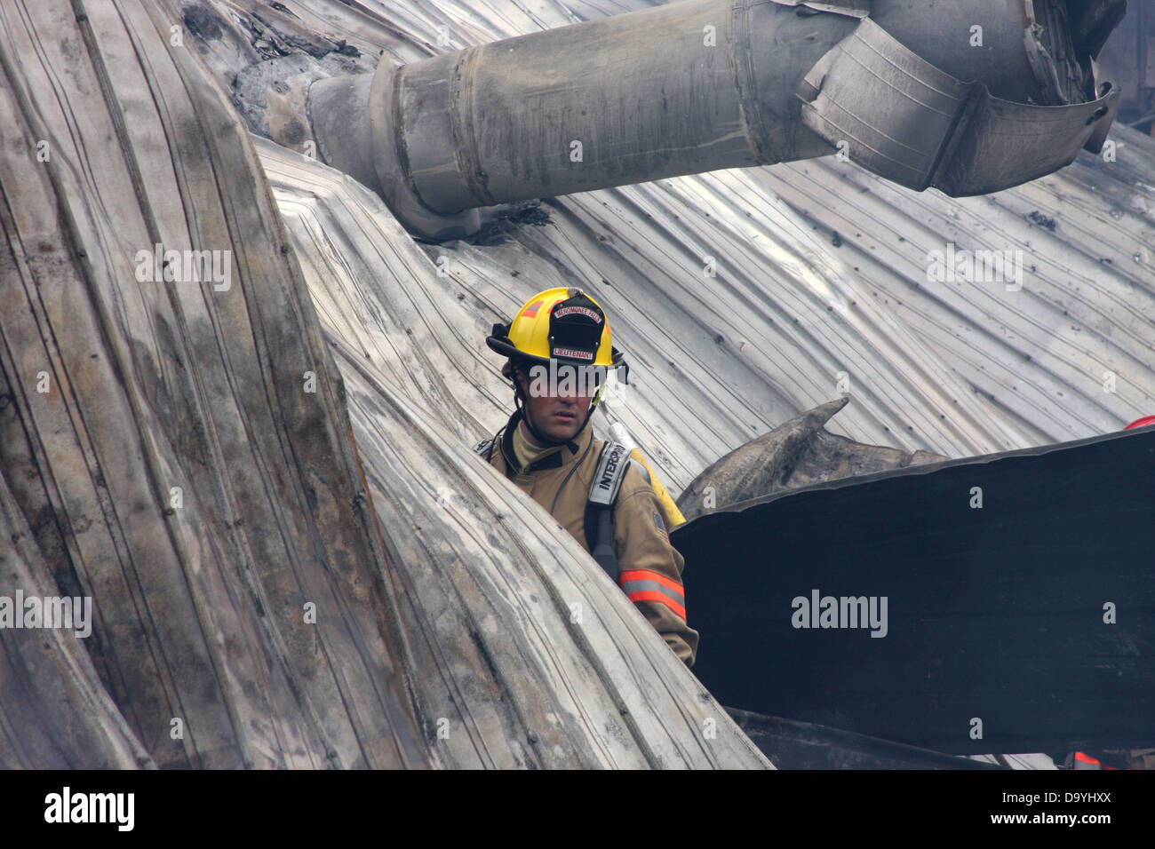 Un pompier au milieu d'un immeuble d'un incendie Banque D'Images