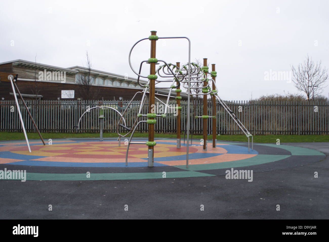 Escalade dans une aire de jeux, sur le site de l'ancienne école primaire de grangetown. Banque D'Images