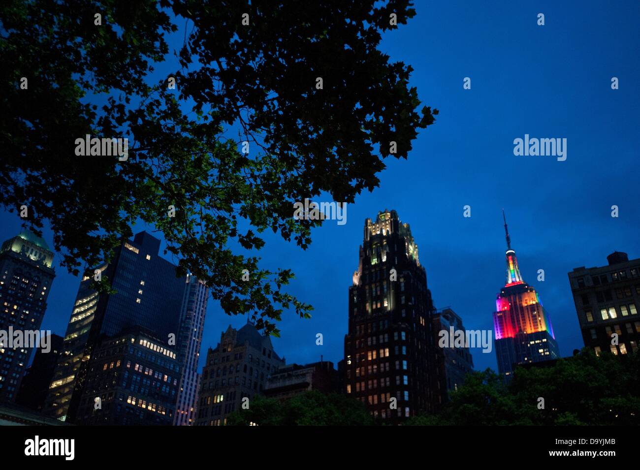 Manhattan, New York, USA. 28 Juin, 2013. L'Empire State Building's tower lumières briller dans les couleurs arc-en-ciel avec une étincelle dans le halo de NYC Pride (la fierté LGBT NYC officiel organisateur), vendredi 28 juin, 2013. Credit : Bryan Smith/ZUMAPRESS.com/Alamy Live News Banque D'Images