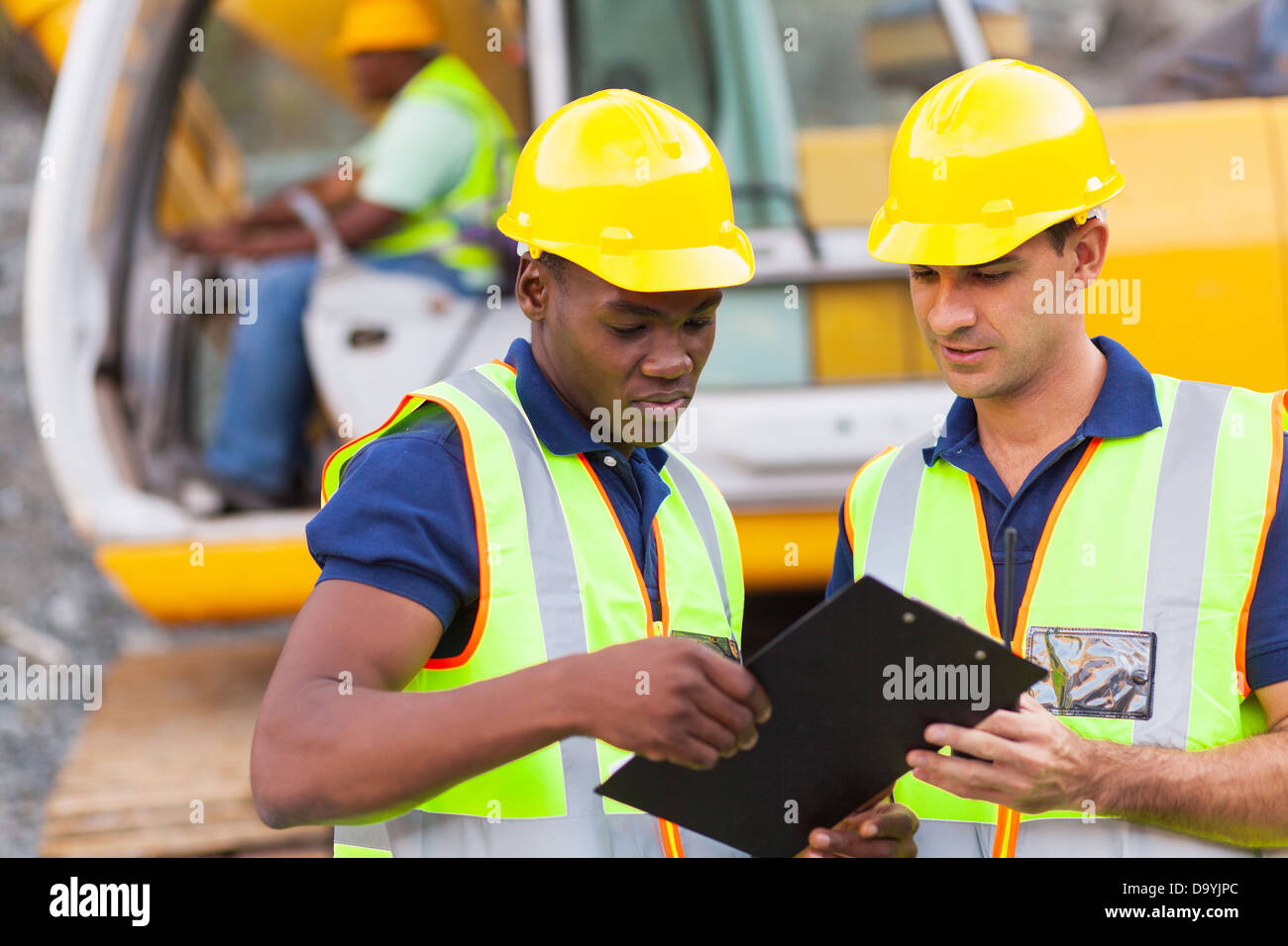 Construction co-travailleurs de discuter au sujet de plan de travail construction site Banque D'Images