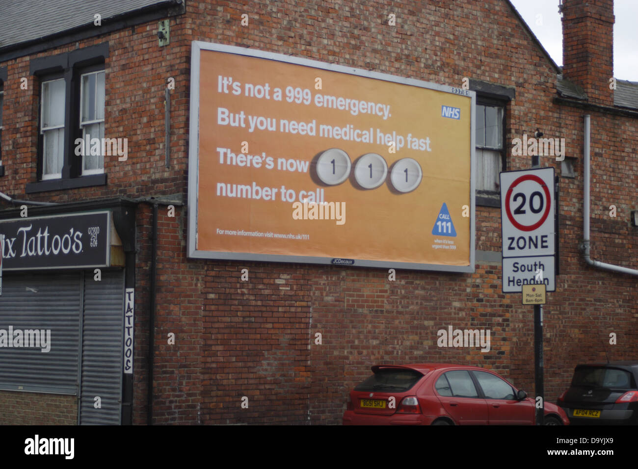 Corner tiré de Villette sunderland road,panneaux publicitaires montrant la nouvelle 111 numéro de téléphone de l'aide médicale pour les appels 999 Banque D'Images