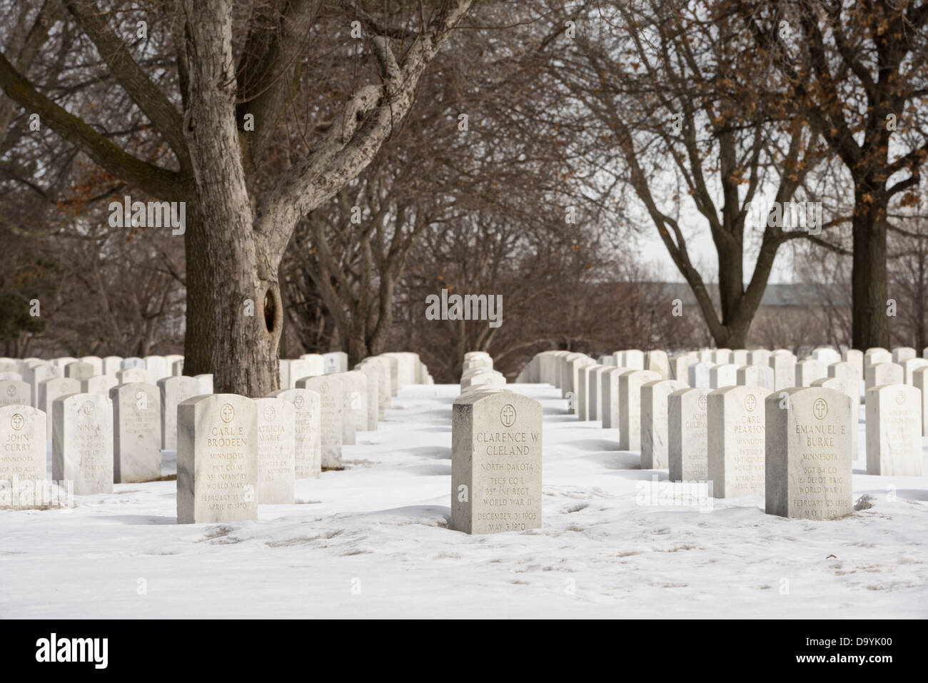 Les pierres tombales à Fort Snelling National Cemetery en hiver. Banque D'Images