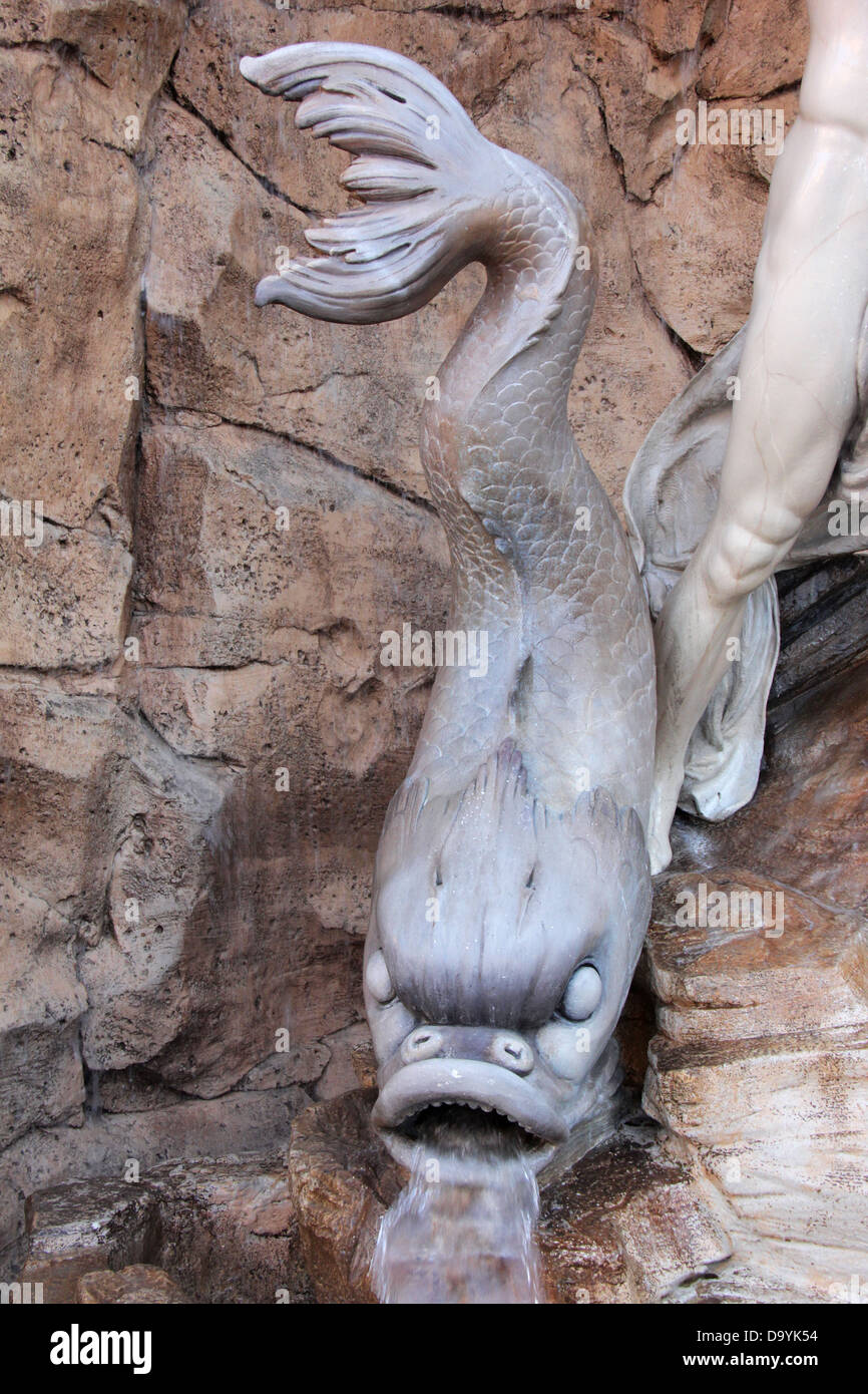 Dolphin mythique statue à la fontaine. Vu à Epcot Center, Orlando, Floride. Pour un usage éditorial uniquement. Banque D'Images