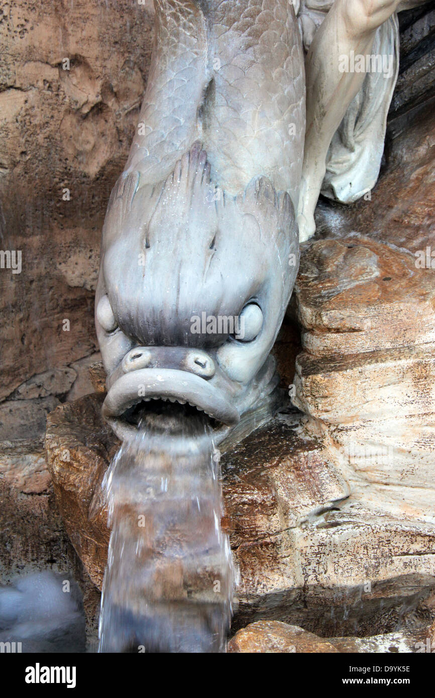 Dolphin mythique statue à la fontaine. Vu à Epcot Center, Orlando, Floride. Pour un usage éditorial uniquement. Banque D'Images