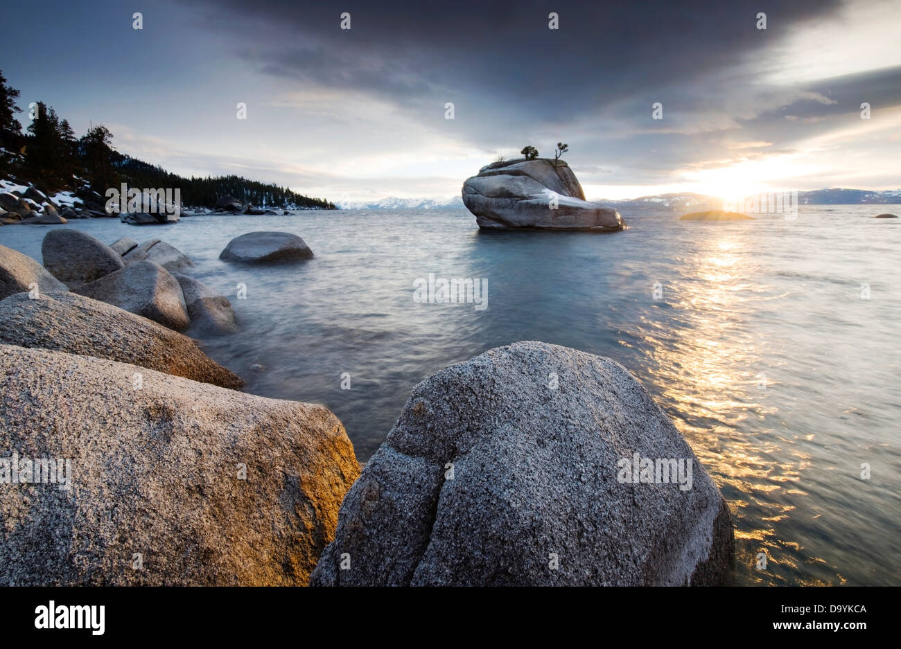 Le coucher du soleil se reflète sur le lac Tahoe et les rochers de granit sur la rive est à un emplacement caché connu comme Bonsai Rock, NV. Banque D'Images