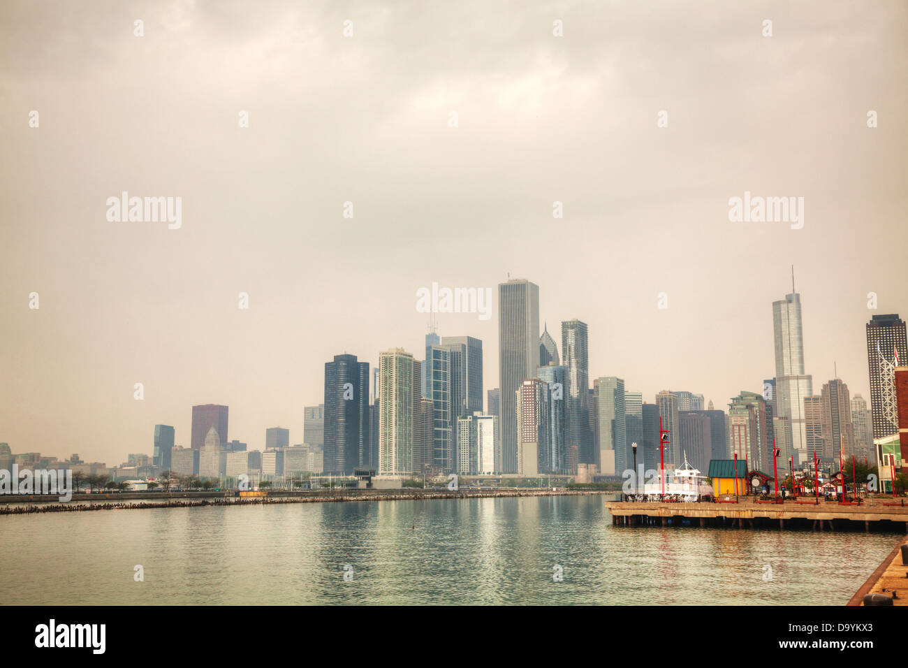Le centre-ville de Chicago, IL sur un jour nuageux comme vu du Lac Michigan Banque D'Images