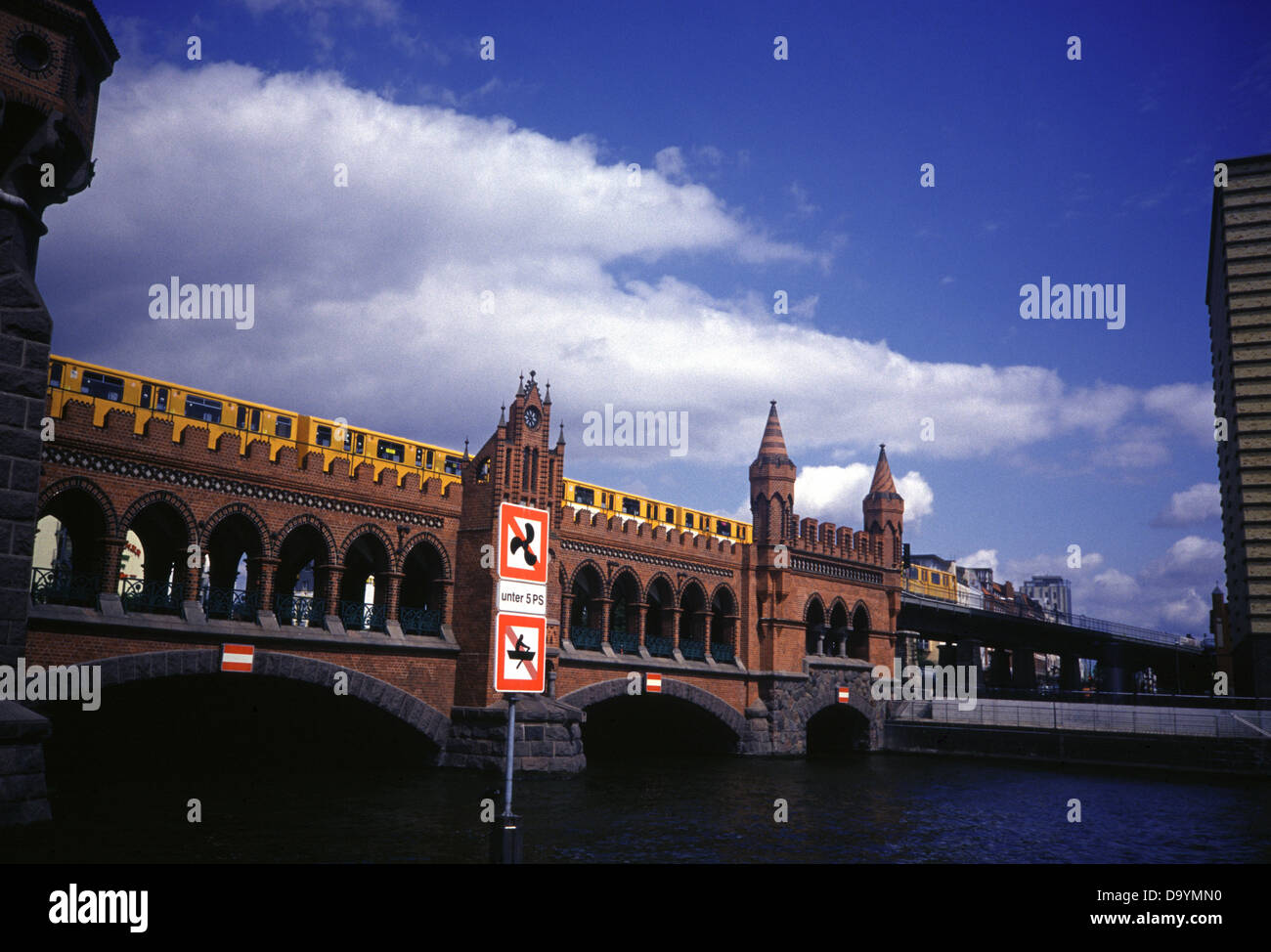 Un train U-Bahn traverse le pont Oberbaum à double pont au-dessus de la Spree à Berlin en Allemagne Banque D'Images