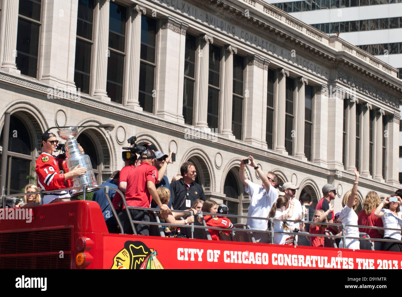 Chicago, Illinois, USA. 28 Juin, 2013. Chicago célèbrent la victoire de la Coupe Stanley, les Blackhawks de Chicago avec un défilé le 28 juin 2013. L'équipe et le personnel de l'organisation des Blackhawks rode au sommet d'autobus à deux étages de l'United Center grâce à la boucle de Chicago de Grant Park où un rassemblement a eu lieu. Les rues bordées d'fans Blackhawk pour encourager leur équipe. Credit : Karen I. Hirsch/ZUMAPRESS.com/Alamy Live News Banque D'Images