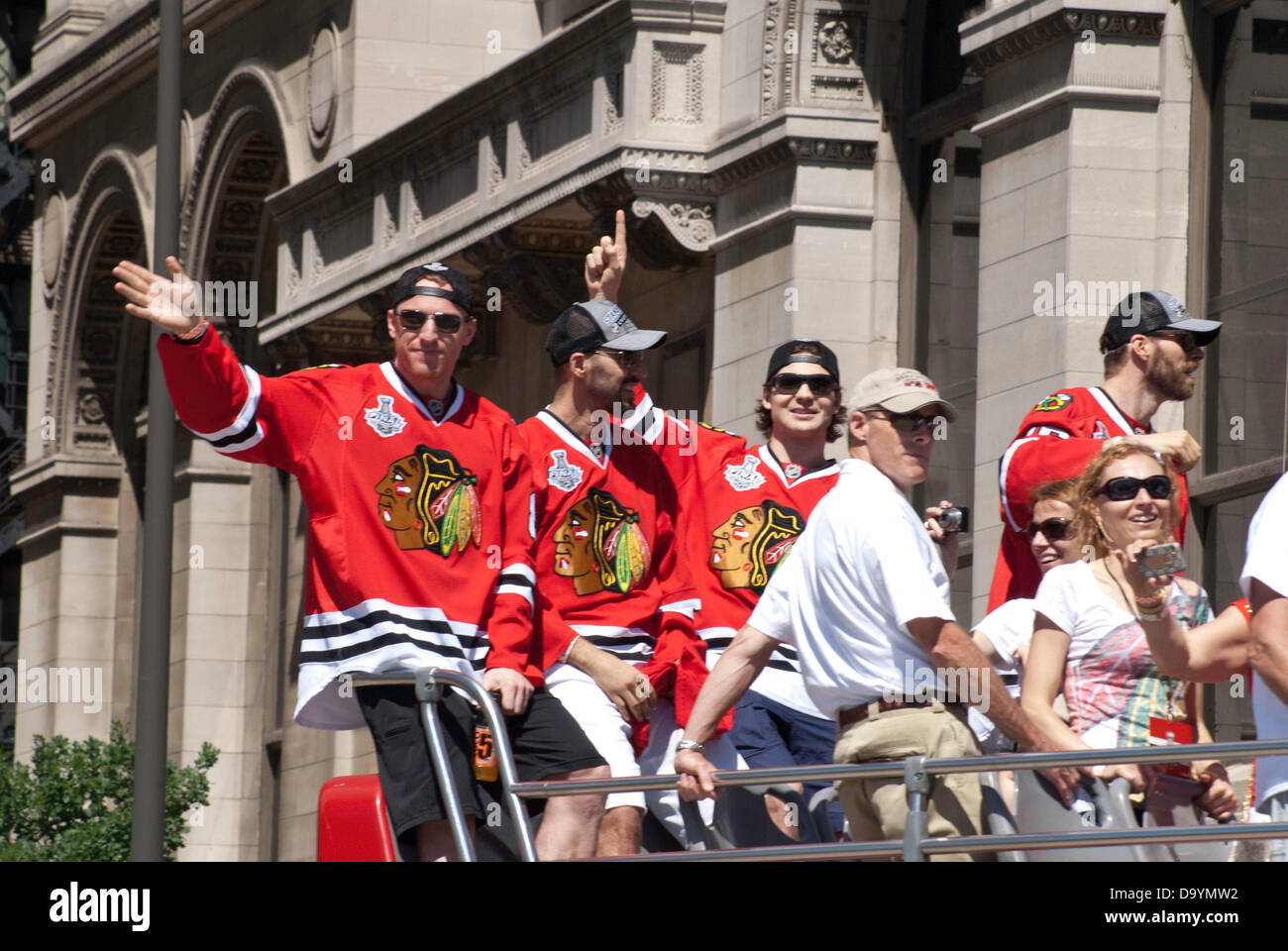 Chicago, Illinois, USA. 28 Juin, 2013. Chicago célèbrent la victoire de la Coupe Stanley, les Blackhawks de Chicago avec un défilé le 28 juin 2013. L'équipe et le personnel de l'organisation des Blackhawks rode au sommet d'autobus à deux étages de l'United Center grâce à la boucle de Chicago de Grant Park où un rassemblement a eu lieu. Les rues bordées d'fans Blackhawk pour encourager leur équipe. Credit : Karen I. Hirsch/ZUMAPRESS.com/Alamy Live News Banque D'Images