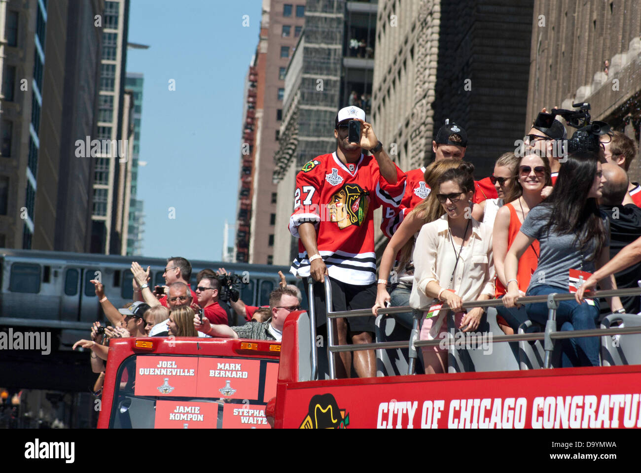 Chicago, Illinois, USA. 28 Juin, 2013. Chicago célèbrent la victoire de la Coupe Stanley, les Blackhawks de Chicago avec un défilé le 28 juin 2013. L'équipe et le personnel de l'organisation des Blackhawks rode au sommet d'autobus à deux étages de l'United Center grâce à la boucle de Chicago de Grant Park où un rassemblement a eu lieu. Les rues bordées d'fans Blackhawk pour encourager leur équipe. Credit : Karen I. Hirsch/ZUMAPRESS.com/Alamy Live News Banque D'Images