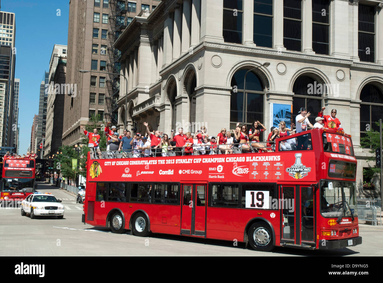 Chicago, Illinois, USA. 28 Juin, 2013. Chicago célèbrent la victoire de la Coupe Stanley, les Blackhawks de Chicago avec un défilé. L'équipe et le personnel de l'organisation des Blackhawks rode au sommet d'autobus à deux étages de l'United Center grâce à la boucle de Chicago de Grant Park où un rassemblement a eu lieu. Les rues bordées d'fans Blackhawk pour encourager leur équipe. Les Motards de démontrer leur soutien à l'équipe. Credit : Karen I. Hirsch/ZUMAPRESS.com/Alamy Live News Banque D'Images