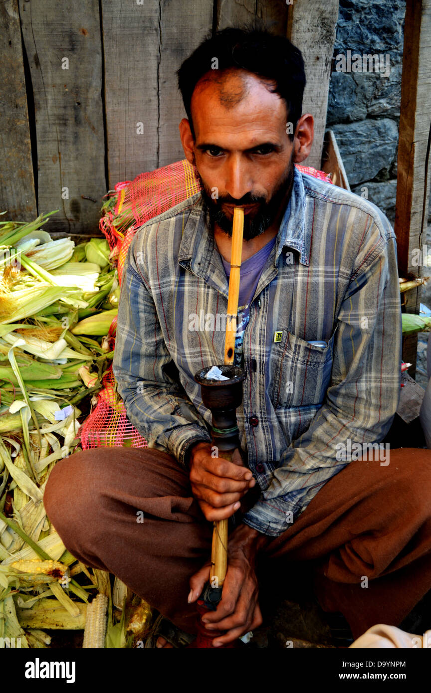 L'homme indien, barbe, narguilé, pipe, tabac, tabac indien, pauvres, pauvreté, bambou, Banque D'Images