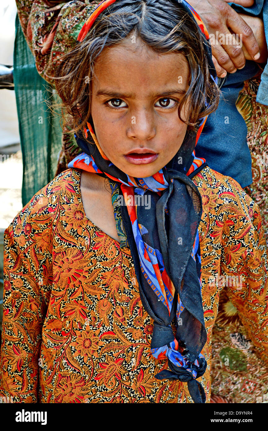 Petite fille, réfugiés, Afghans, pauvres, pauvreté, triste, d'écharpe, les yeux Banque D'Images