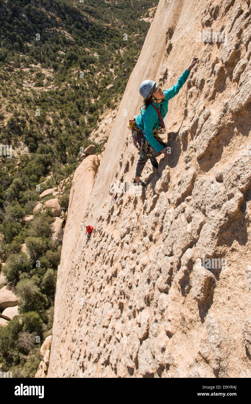 Deux femmes l'escalade à Cochise Stronghold, gamme de dragons, Coronado National Forest, Tombstone, en Arizona. Banque D'Images