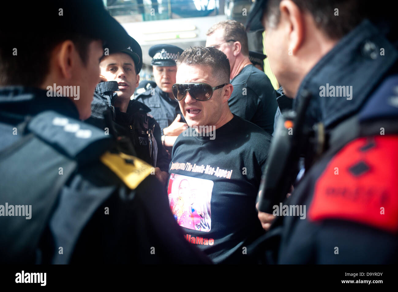 Londres, Royaume-Uni. 29 juin 2013. L'EDL Tommy Robinson et Kevin Carroll sont arrêtés essayant de mars à Londres quartier de Tower Hamlets Crédit : Piero Cruciatti/Alamy Live News Banque D'Images