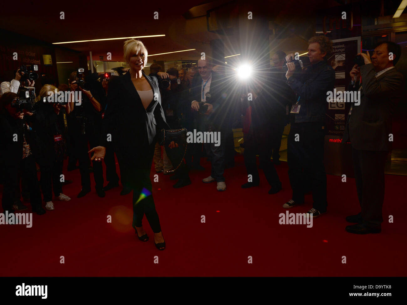 Munich, Allemagne. 28 Juin, 2013. L'actrice Veronika Ferres pose lors de l'inauguration du 31ème festival du film de Munich avec la projection de "Quitter Marrakech' à Mathaeser Filmpalast à Munich, Allemagne, le 28 juin 2013. Le festival se déroule jusqu'au 06 juillet 2013. Photo : FELIX HOERHAGER/dpa/Alamy Live News Banque D'Images