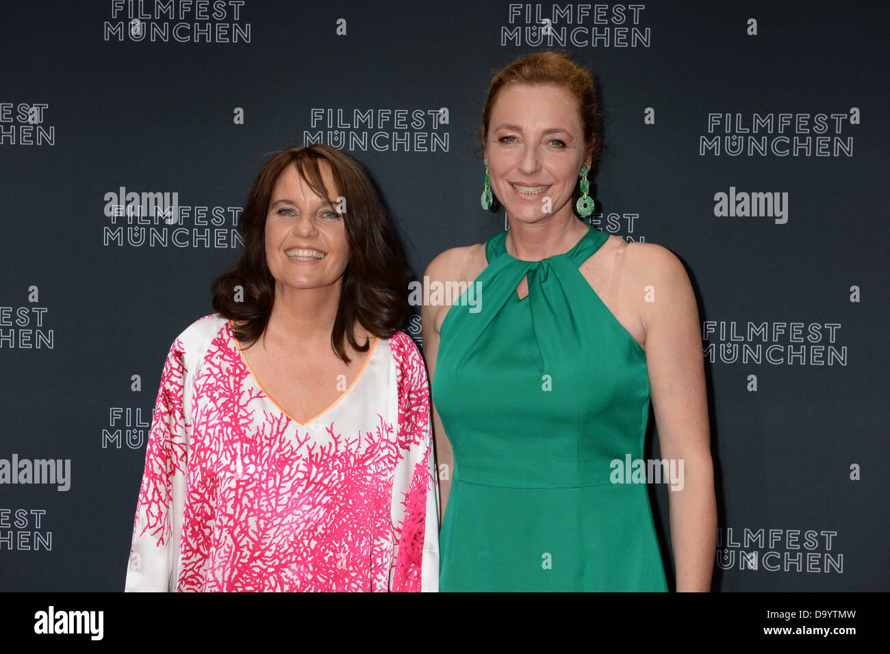 Munich, Allemagne. 28 Juin, 2013. Oscar, Caroline Link (l) et Diana Iljine, gestionnaire de la manager de la Semaines du Film Munich International, posent lors de l'inauguration du 31ème festival du film de Munich avec la projection de "Quitter Marrakech' à Mathaeser Filmpalast à Munich, Allemagne, le 28 juin 2013. Le festival se déroule jusqu'au 06 juillet 2013. Photo : FELIX HOERHAGER/dpa/Alamy Live News Banque D'Images