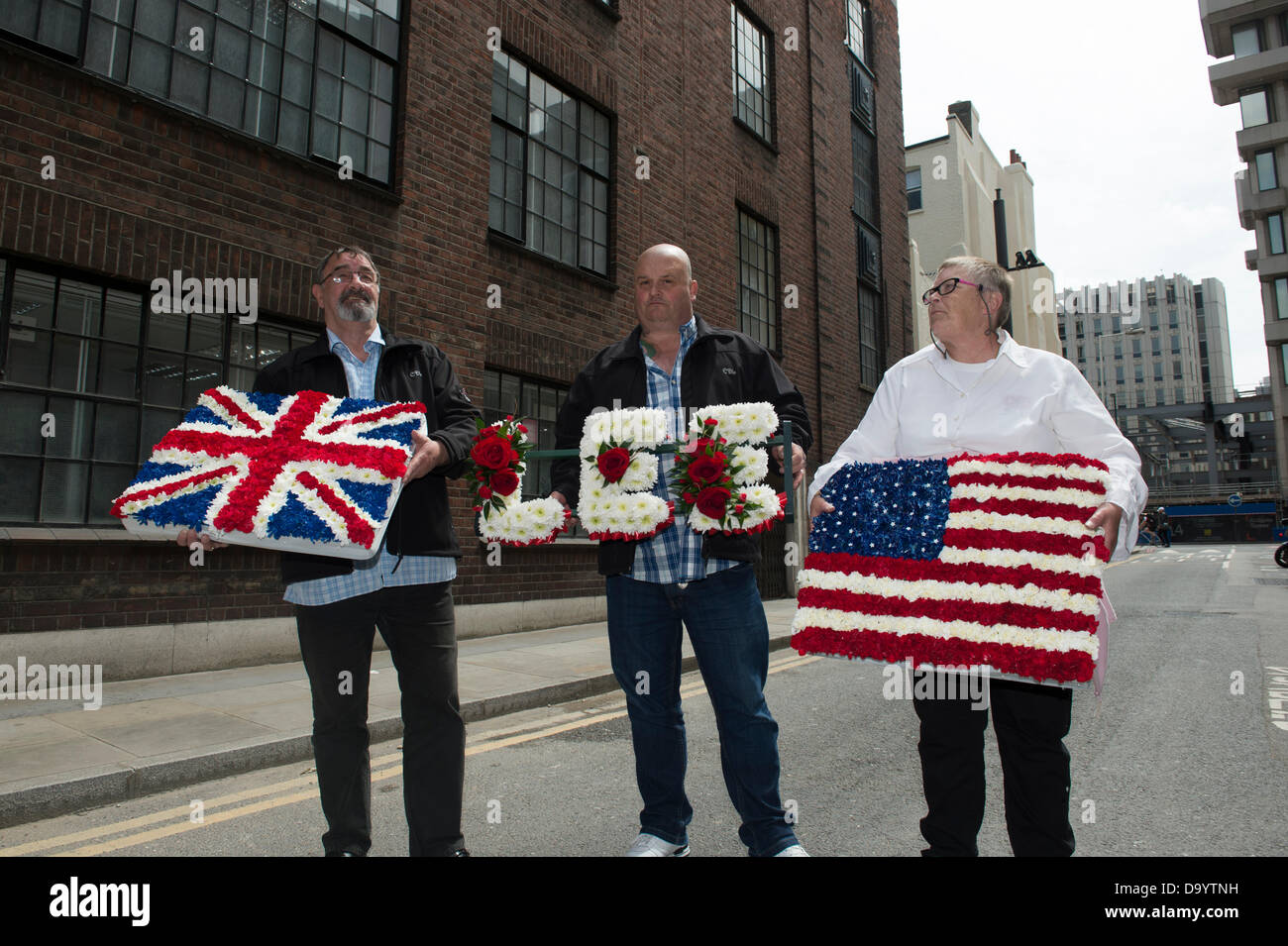 Aldgate, Londres, Royaume-Uni. 29 juin 2013. Roger Firth, Helen Gower et David Bolton tenir les couronnes qu'ils seront portant sur la scène de l'assassinat de Lee Rigby de Woolwich pour coïncider avec la Journée des Forces armées. Leader de l'EDL Tommy Robinson allait jeter la gerbe mais a été arrêté alors qu'il a essayé de passer dans Tower Hamlets. Crédit : La Farandole Stock Photo/Alamy Live News Banque D'Images