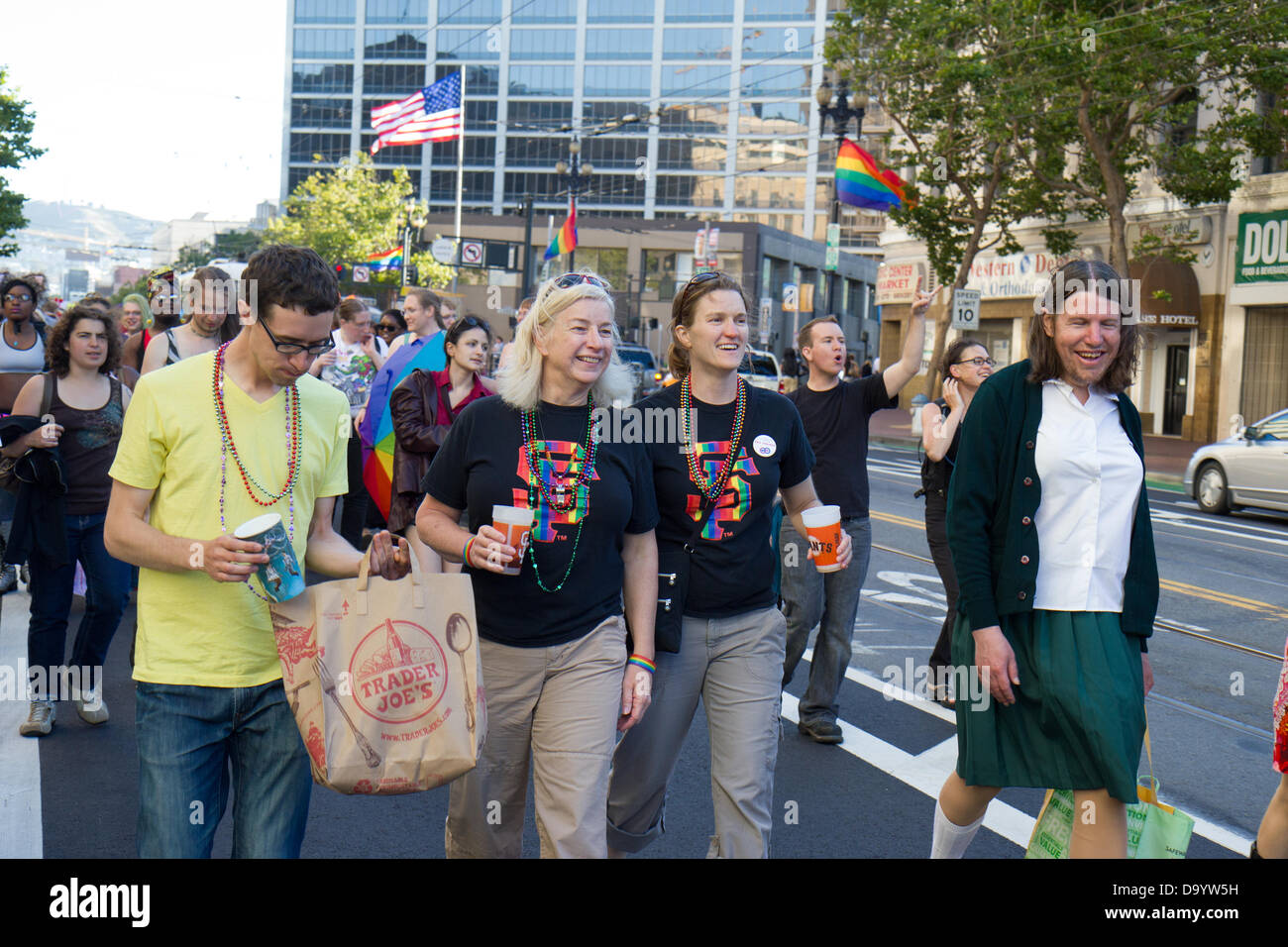 San Francisco, USA. 28 juin 2013. Centre de la photo : un couple de sept ans à l'ensemble mars mars Trans. Des milliers se sont réunis à San Francisco a pour mission Dolores Park et ont marché vers le centre civique de participer à la Trans de San Francisco, Mars la plus grande fierté de San Francisco transgenres événement. 28 juin 2013. Crédit : John Orvis/Alamy Live News Banque D'Images