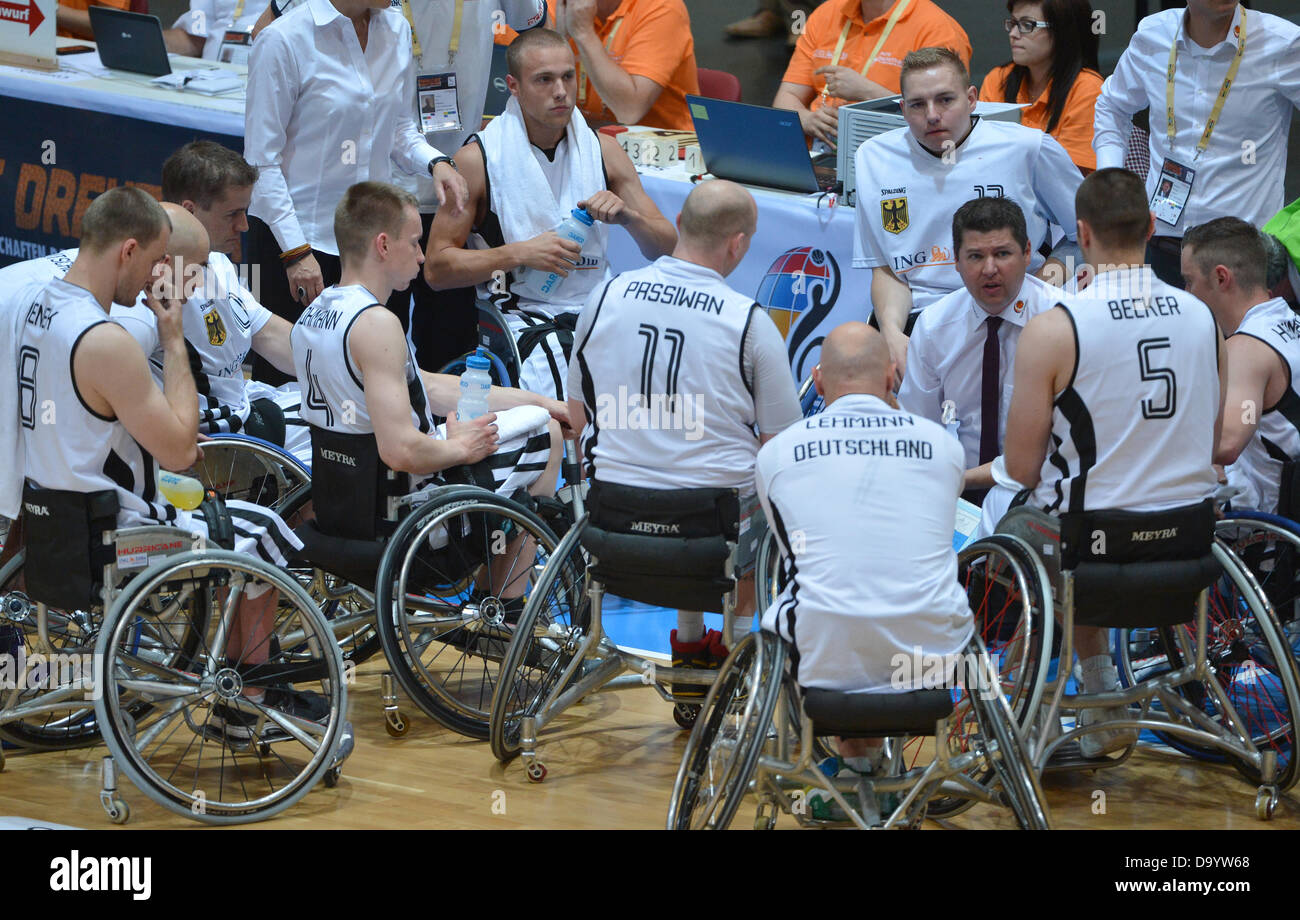 Francfort-sur-Main, Allemagne. 28 Juin, 2013. L'entraîneur allemand Nicolai Zeltinger (3-R) parle d'une pause à ses joueurs pendant le championnat européen de Basketball en fauteuil roulant 2013 groupe préliminaire un match entre l'Allemagne et la Grande-Bretagne à la Eissporthalle Frankfurt en Main, Allemagne, 28 juin 2013. L'Allemagne a perdu 51-74. Photo : ARNE DEDERT/dpa/Alamy Live News Banque D'Images