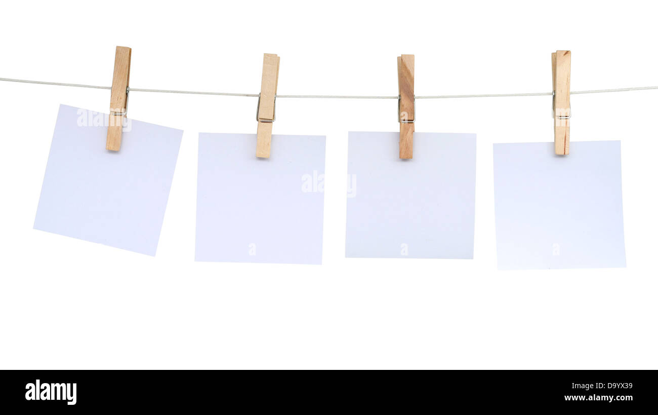Billets en blanc accroché sur une corde avec clipping path Banque D'Images