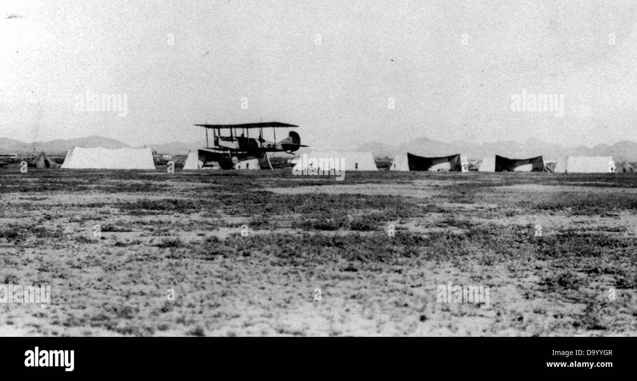 Le 1st Aero Squadron a exploité le Curtiss R-2, un avion de reconnaissance, au cours de ses premières missions d'aviation. Ici, il est montré à Columbus, Nouveau-Mexique, un site important dans l'histoire de l'aviation militaire. Banque D'Images