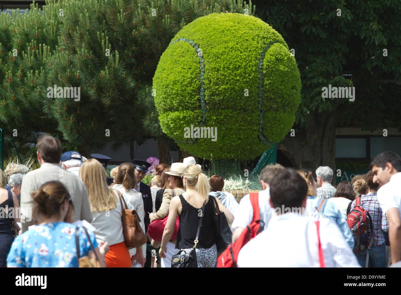 Wimbledon, Londres, Royaume-Uni. 29 juin 2013. Des milliers d'amateurs de tennis 6 arrivée le jour qui a vu les foules de spectateurs dans les championnats de Wimbledon 2013 : Crédit amer ghazzal/Alamy Live News Banque D'Images