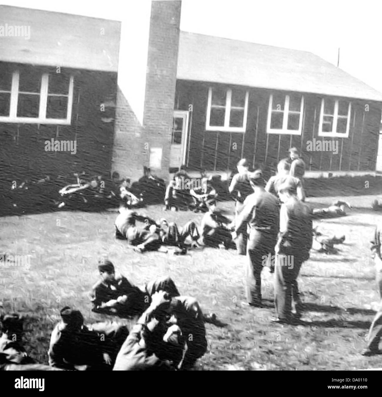 L'aérodrome militaire d'Eagle Pass au Texas, montré pendant une journée de repos tranquille, reflète le soutien opérationnel et les activités de l'aviation militaire. Banque D'Images