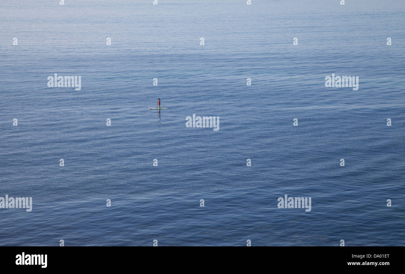 Paddle l'homme tout seul sur l'océan. Banque D'Images