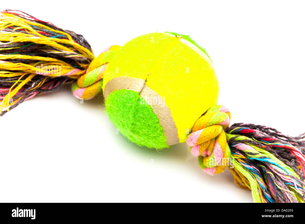 Balle de tennis avec une corde sur un fond blanc Banque D'Images