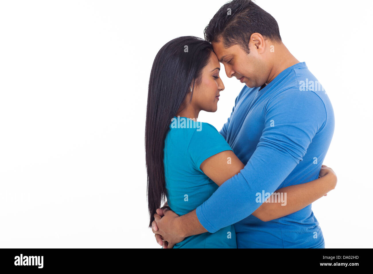 Jeune Couple Indien D Amour Avec Les Yeux Ferme Sur Fond Blanc Photo Stock Alamy