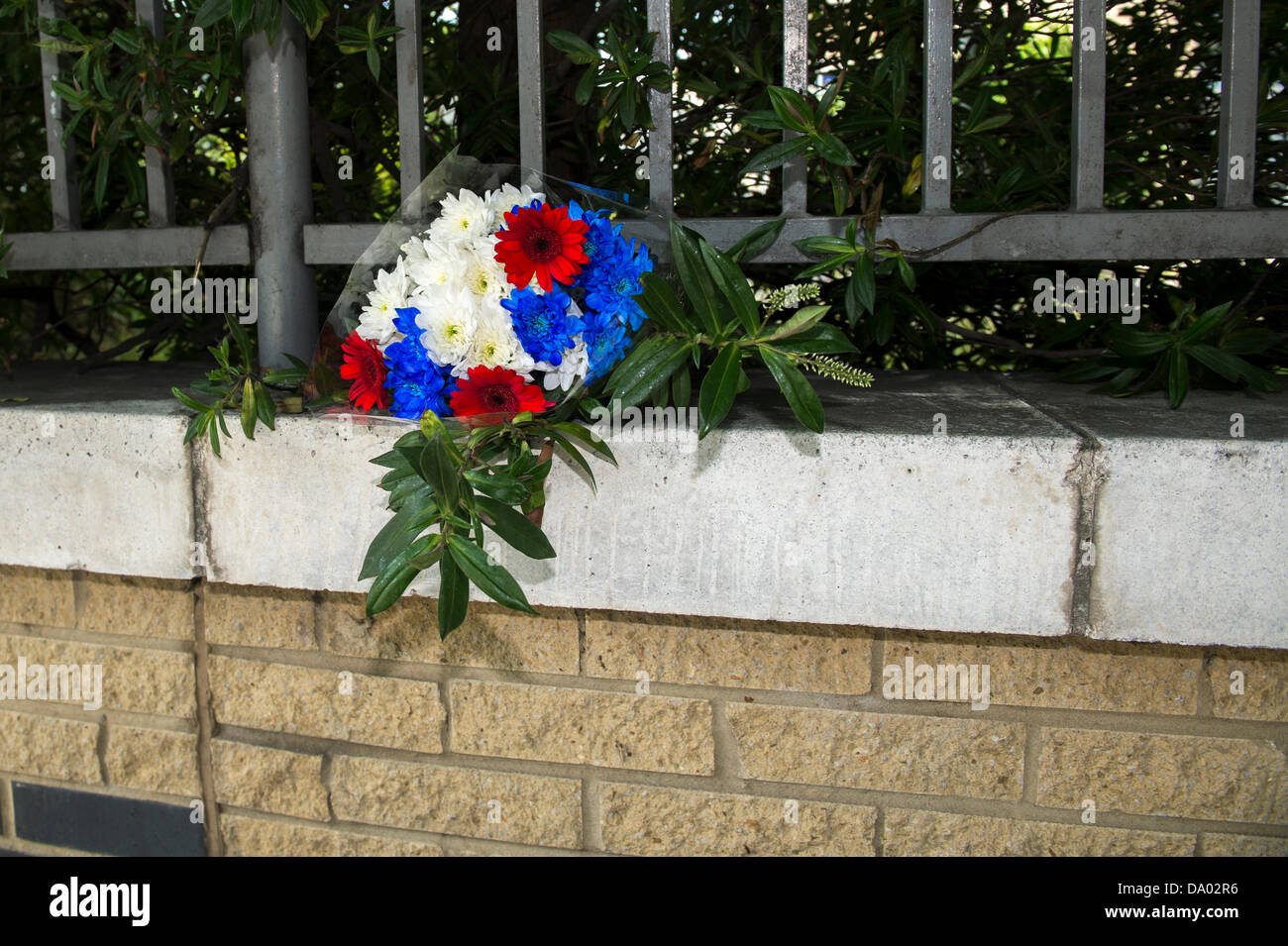 Woolwich, Londres, Royaume-Uni. 29 juin 2013. Les membres de l'EDL est allé(e) à Woolwich sur Journée des Forces armées à se souvenir de Lee Rigby, le soldat assassiné le 22 mai de cette année. Une couronne allait être portées par le leader de l'EDL Tommy Robinson, mais il a été arrêté plus tôt qui tentent d'entrer dans Tower Hamlets. Une femme locale puis posa sa propre hommage près de l'endroit où Lee avait été assassiné. Crédit : La Farandole Stock Photo/Alamy Live News Banque D'Images