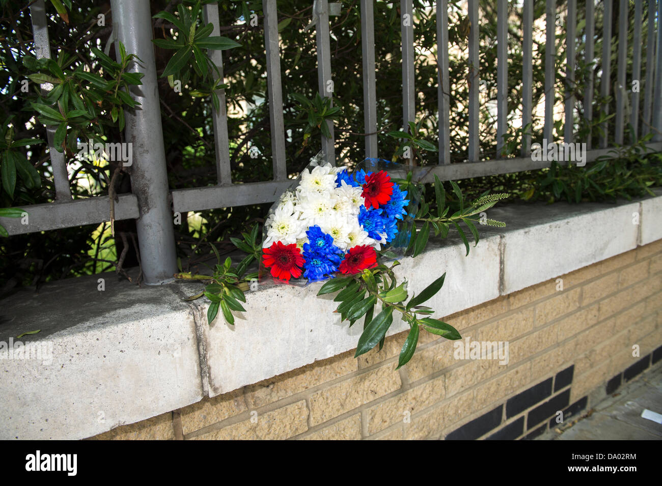 Woolwich, Londres, Royaume-Uni. 29 juin 2013. Les membres de l'EDL est allé(e) à Woolwich sur Journée des Forces armées à se souvenir de Lee Rigby, le soldat assassiné le 22 mai de cette année. Une couronne allait être portées par le leader de l'EDL Tommy Robinson, mais il a été arrêté plus tôt qui tentent d'entrer dans Tower Hamlets. Une femme locale puis posa sa propre hommage près de l'endroit où Lee avait été assassiné. Crédit : La Farandole Stock Photo/Alamy Live News Banque D'Images