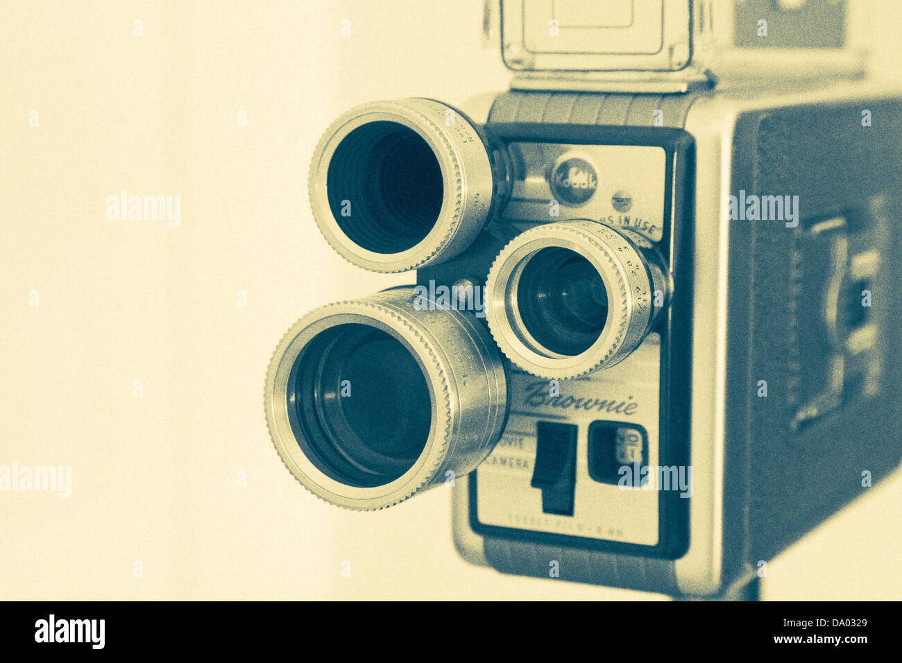 Appareil photo Kodak Brownie film super 8 8mm avec tourelle de lentilles. Banque D'Images