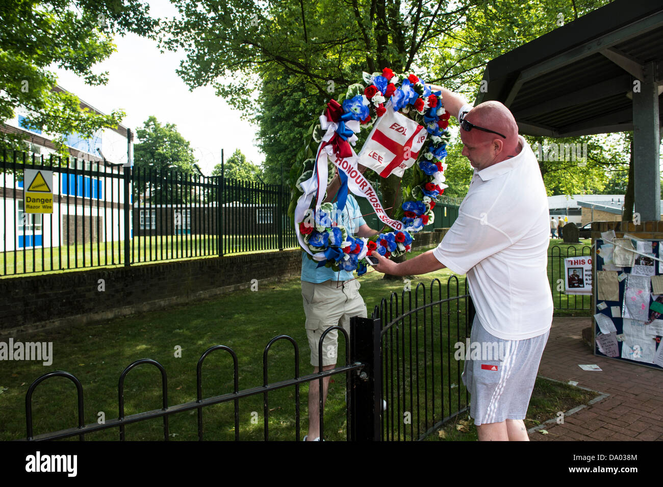 Woolwich, Londres, Royaume-Uni. 29 juin 2013. Les membres de l'EDL est allé(e) à Woolwich sur Journée des Forces armées à se souvenir de Lee Rigby, le soldat assassiné le 22 mai de cette année. Une couronne allait être portées par le leader de l'EDL Tommy Robinson, mais il a été arrêté plus tôt qui tentent d'entrer dans Tower Hamlets. Un groupe de partisans puis faire leur couronne et pondre dans à l'entrée de la Caserne de Woolwich où Lee Rigby servi. Il s'assit avec autres hommages de beaucoup d'autres personnes. Crédit : La Farandole Stock Photo/Alamy Live News Banque D'Images