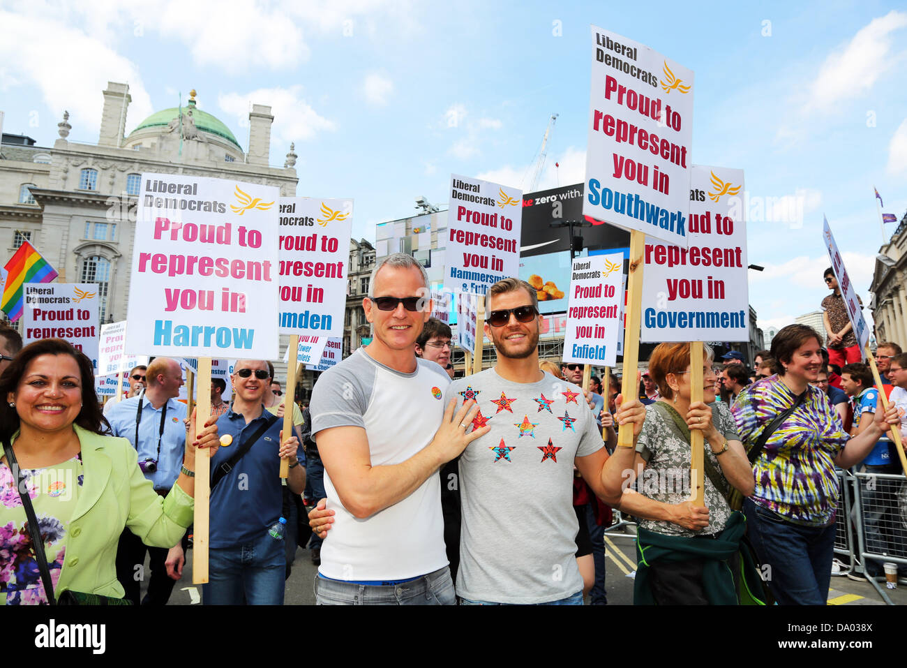 Londres, 29 juin 2013. Brian Paddick, Libéral démocrate MP, et mari Petter Belsvik (qui a épousé en Norvège) à la Pride Londres Gay Pride Parade 2013, Londres, Angleterre Crédit : Paul Brown/Alamy Live News Banque D'Images