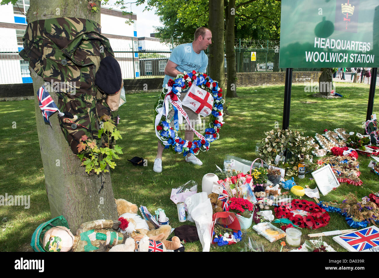 Woolwich, Londres, Royaume-Uni. 29 juin 2013. Les membres de l'EDL est allé(e) à Woolwich sur Journée des Forces armées à se souvenir de Lee Rigby, le soldat assassiné le 22 mai de cette année. Une couronne allait être portées par le leader de l'EDL Tommy Robinson, mais il a été arrêté plus tôt qui tentent d'entrer dans Tower Hamlets. Un groupe de partisans puis faire leur couronne et pondre dans à l'entrée de la Caserne de Woolwich où Lee Rigby servi. Il s'assit avec autres hommages de beaucoup d'autres personnes. Crédit : La Farandole Stock Photo/Alamy Live News Banque D'Images