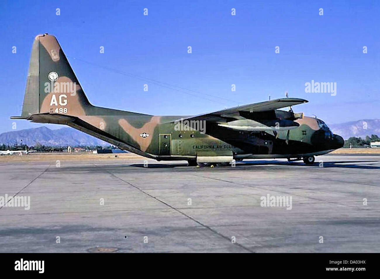 Le 195th Tactical Airlift Squadron utilisa l'avion Lockheed C-130A-7-LM Hercules 56-4982. Le C-130A est un avion de transport militaire utilisé pour les missions de transport aérien tactique, y compris le transport de troupes et de fret. L'escadron a soutenu les opérations militaires américaines dans le monde entier. Banque D'Images