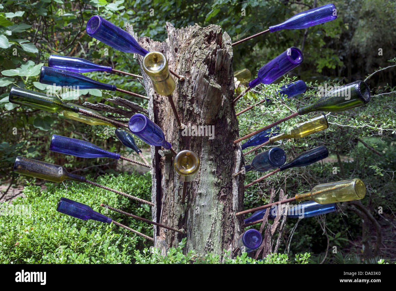 Une bouteille arbre ; on croit les bouteilles peuvent piéger les mauvais esprits dans la nuit, qui sont ensuite détruits par la prochaine journée de la lumière du soleil. Banque D'Images