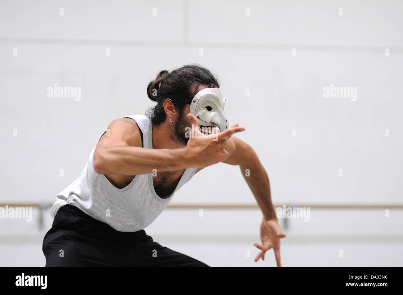 Barcelone - MAR 3 : un acteur avec un masque de théâtre Commedia dell'arte le 3 mars 2011 à Barcelone, Espagne. Banque D'Images