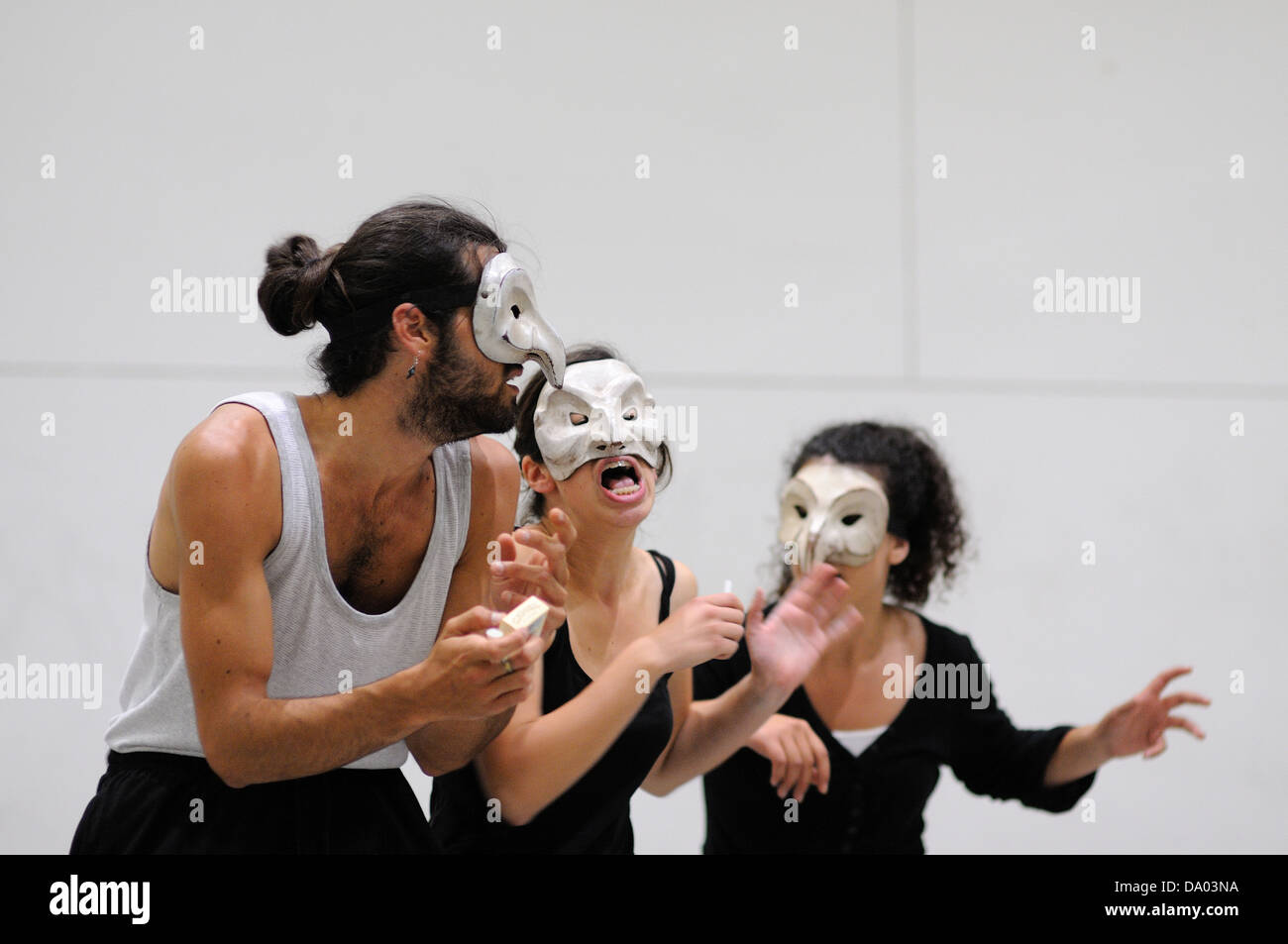 Barcelone - MAR 3 : Les acteurs jouent avec des masques Commedia dell'arte le 3 mars 2011 à Barcelone, Espagne. Banque D'Images