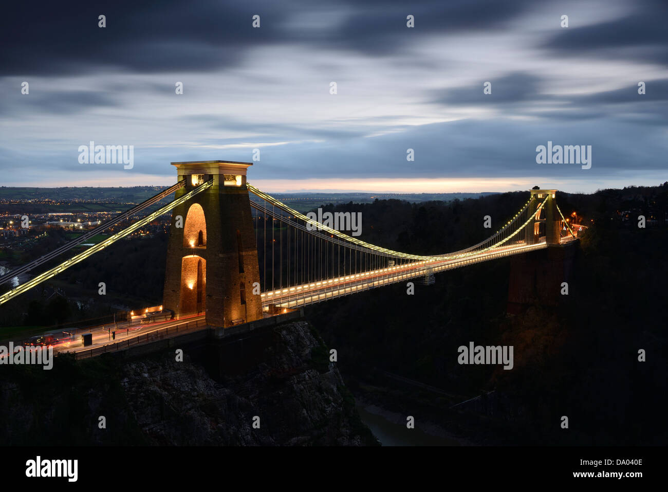 Clifton Suspension Bridge, Bristol, illuminée au crépuscule. Banque D'Images